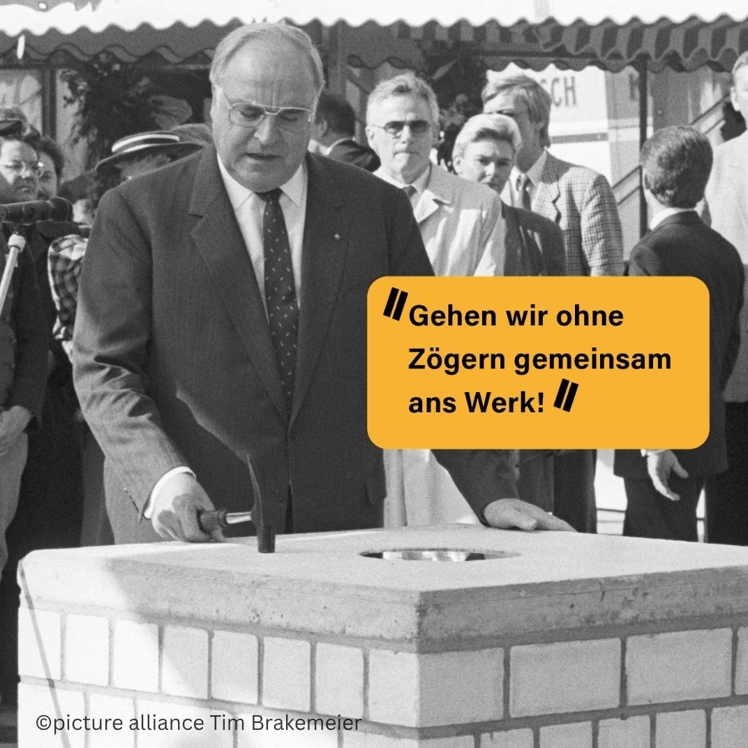 Helmut Kohl legt einen Grundstein