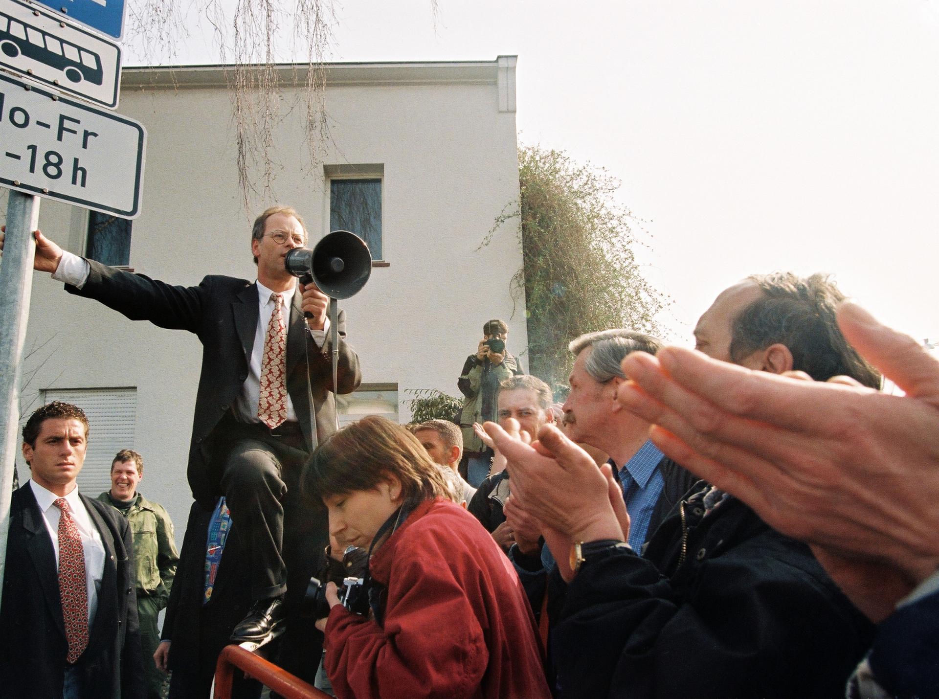 Rudolf Scharping von der SPD bei einer Demonstration