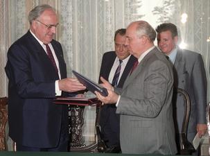 Kohl bekommt Dokument übergeben