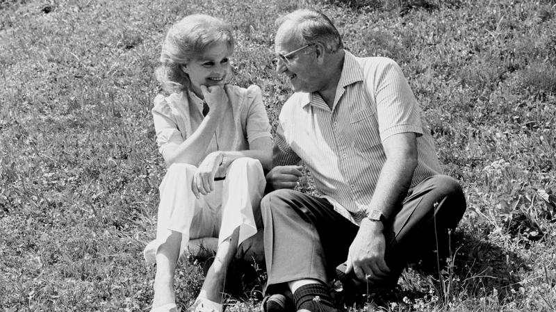 Kohl und seine Frau Hannelore auf einer Wiese