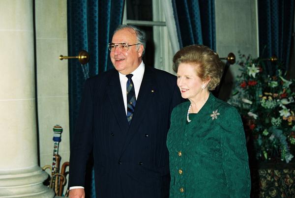 Kohl steht neben Thatcher.