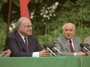 Kohl und Gorbatschow sitzen an Tisch