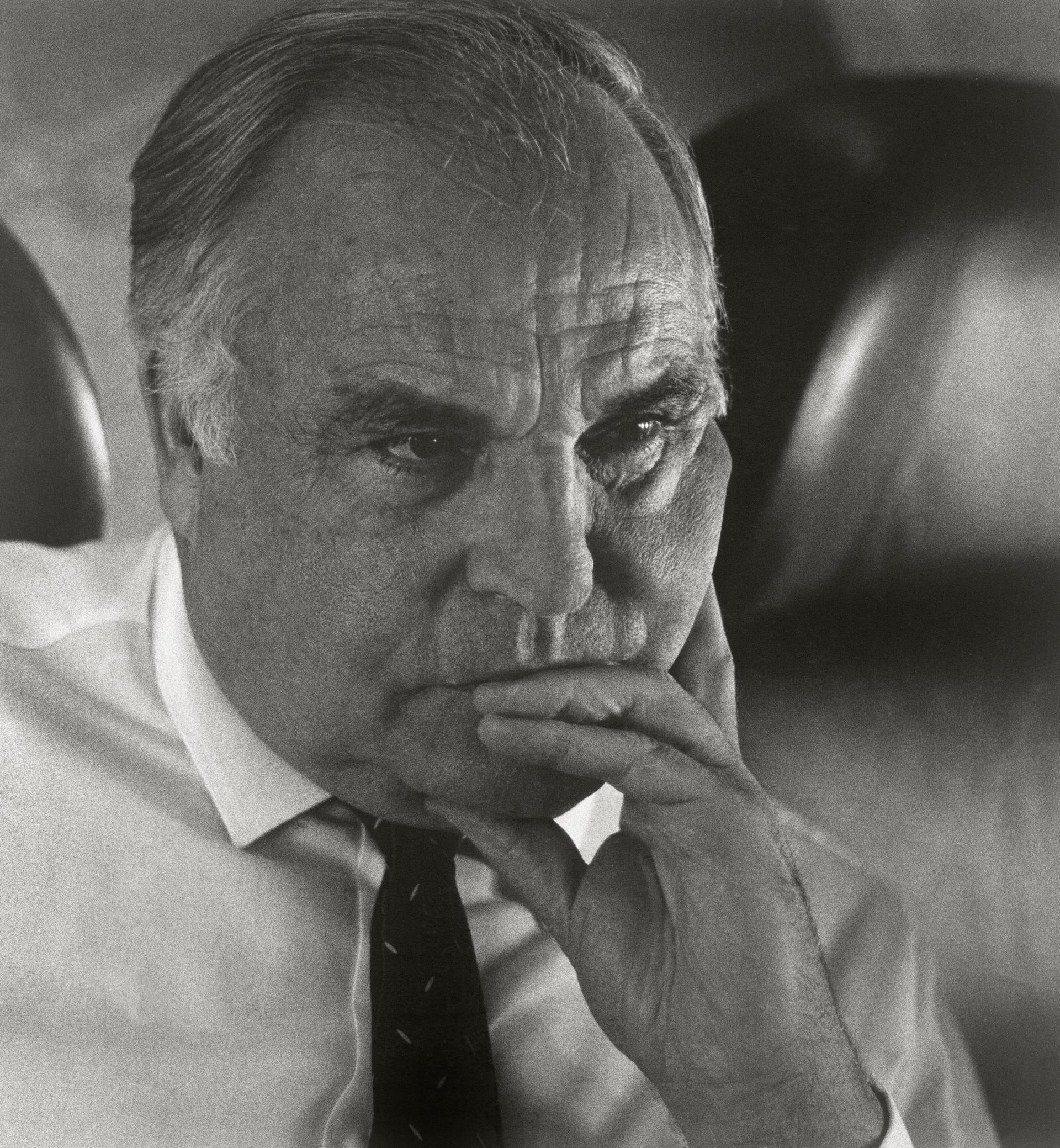 Bundeskanzler Helmut Kohl 1988 im Flugzeug auf dem Weg von Bali nach Australien.