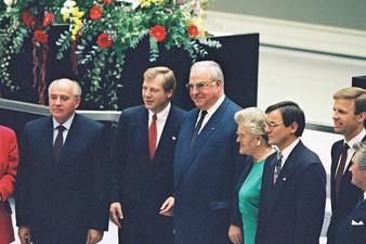 Bundeskanzler Kohl und Ex-Präsidenten Gorbatschow und Reagan erhalten Ehrenbürgerschaft der Stadt Berlin 1992