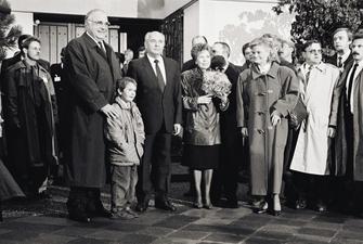 Politiker vor Familie Kohls Privathaus