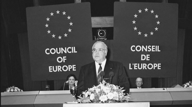 Kohl hält eine Rede vor dem Council of Europe