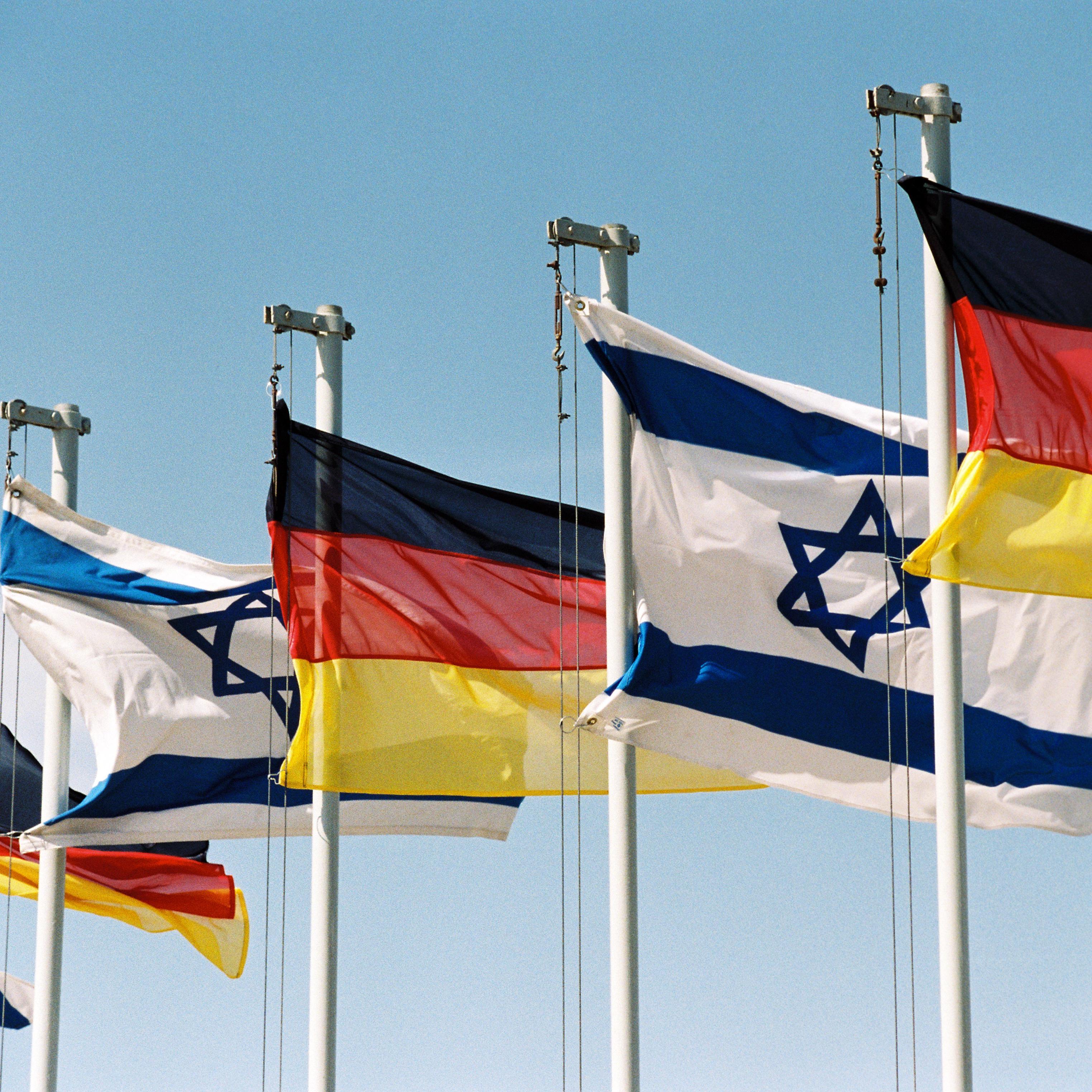 Israel und Deutschland Flaggen im Wind