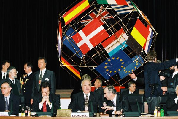 Kohl mit der deutschen Delegation im Konferenzzentrum der EU.