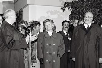 Sowjetischer Präsident Gorbatschow in Oggersheim 1990 mit Mikrofon