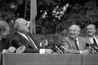 Kohl und Gorbatschow sitzen an Tisch und reden