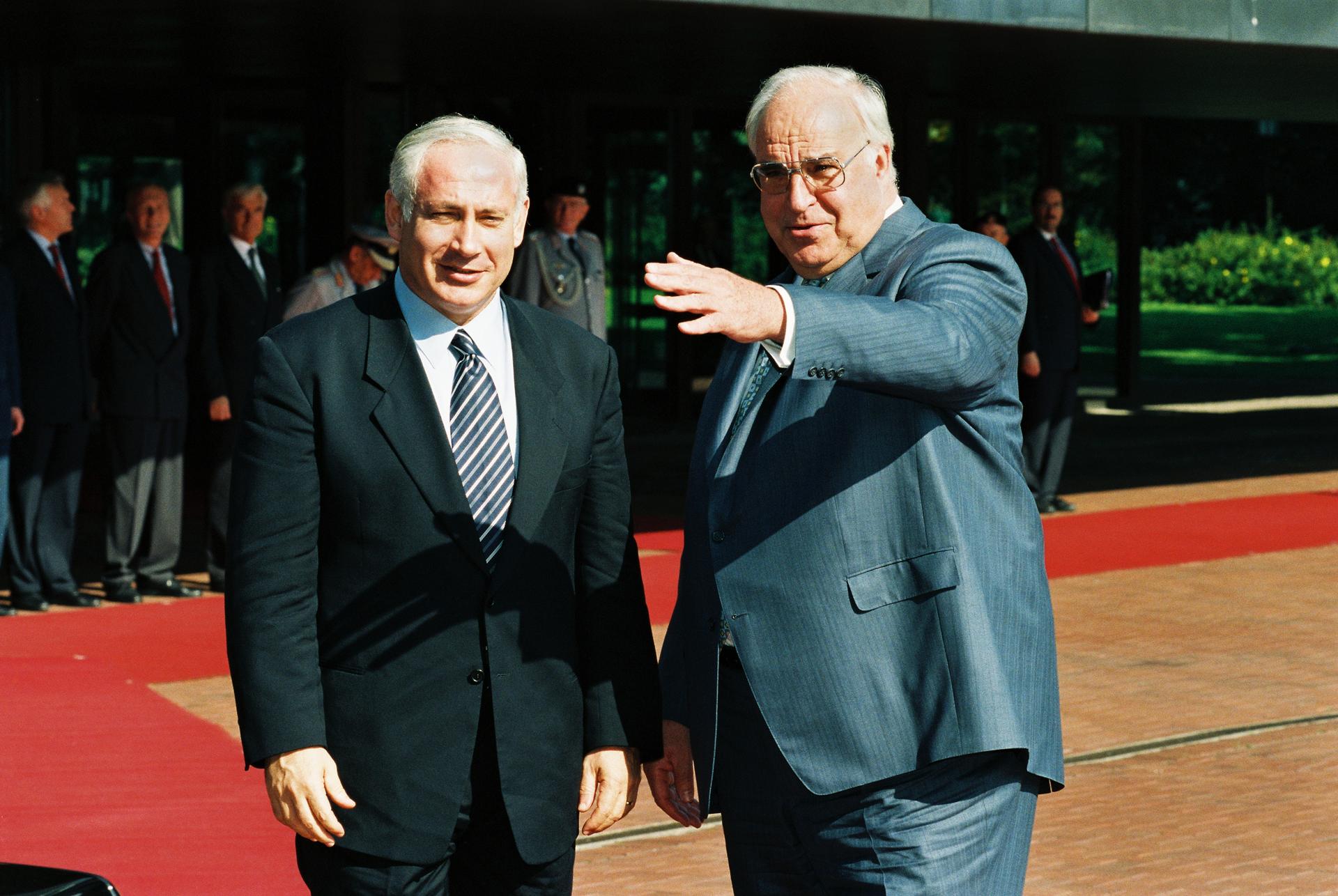 Helmut Kohl und Benjamin Netanjahu vor dem Bundeskanzleramt