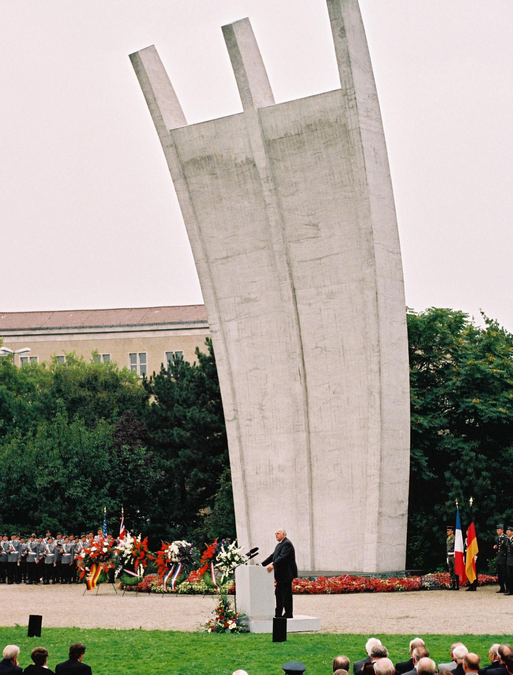Bundeskanzler Helmut Kohl hält vor dem Luftbrückendenkmal in Berlin-Tempfelhof eine Rede. Nach 49 Jahren Anwesenheit in der Bundesrepublik Deutschland und 4 Jahre nach der Wiedervereinigung werden die Streitkräfte der Westalliierten verabschiedet.