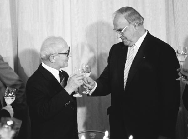 Kohl stösst mit Honecker an.