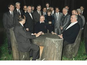 Politiker am Holztisch