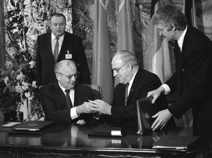 Kohl und Gorbatschow beim Unterschreiben