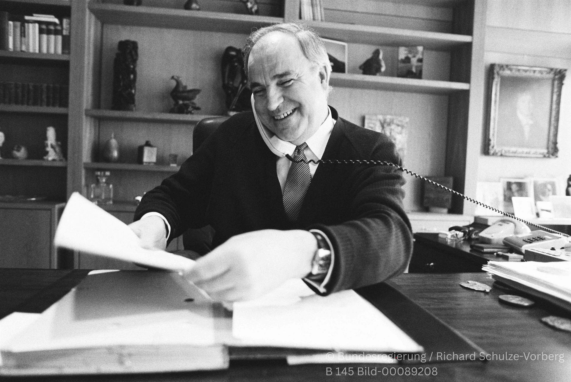 Helmut Kohl am Schreibtisch 1983