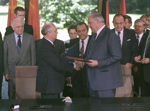 Helmu Kohl schüttelt Hand