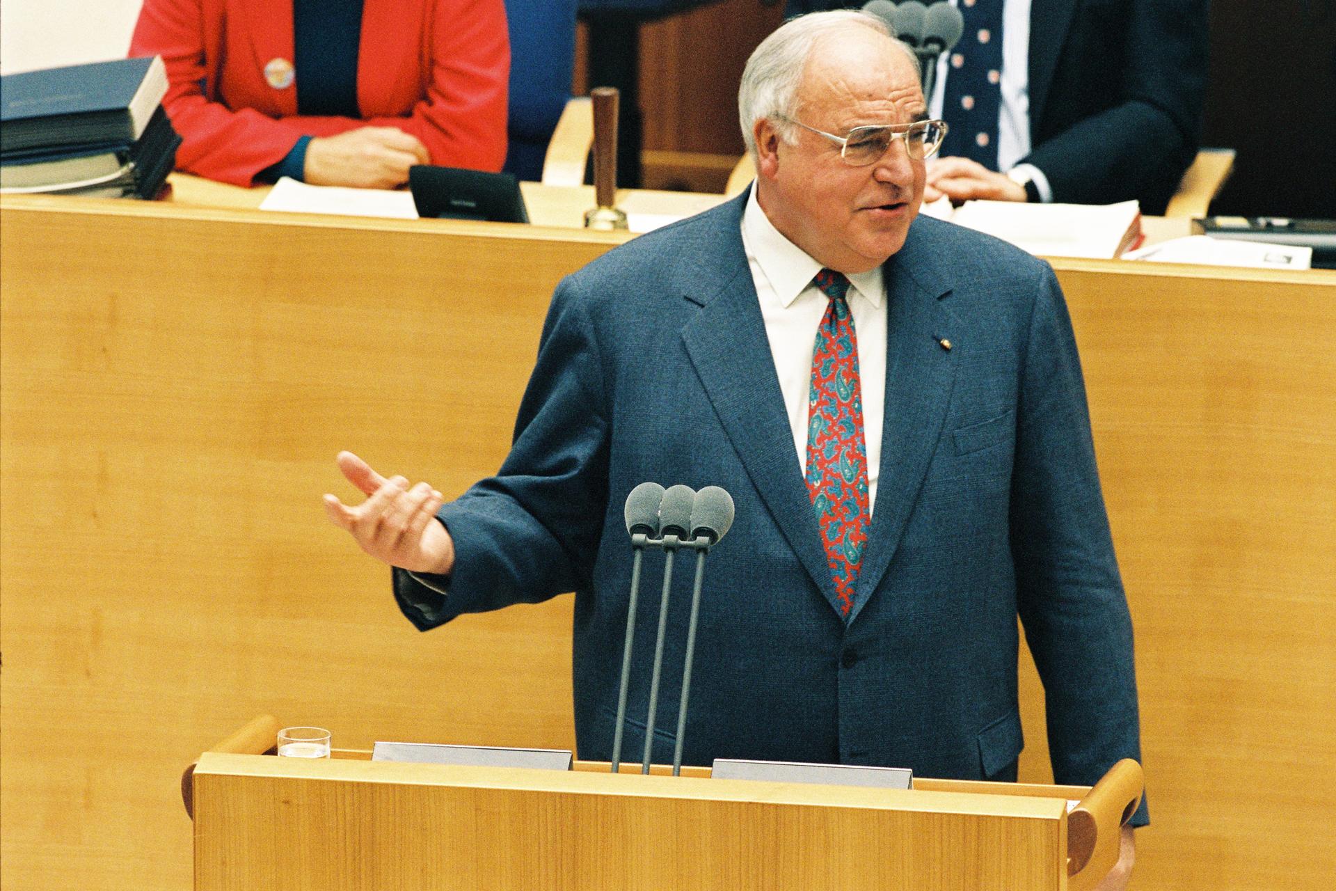 Bundeskanzler Helmut Kohl spricht im Bundestag