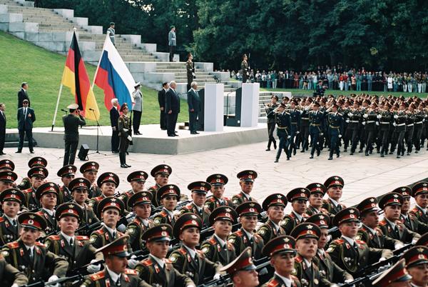 Kohl und Jelzin bei Militärparade.